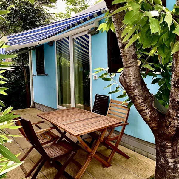 camping carouan abruzzo veranda bungalow con tavolo e sedie