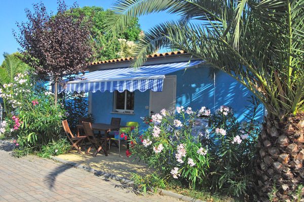 campin caroaun abruzzo bungalow con tavoli e sedie