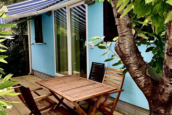 camping carouan abruzzo veranda bungalow con tavolo e sedie