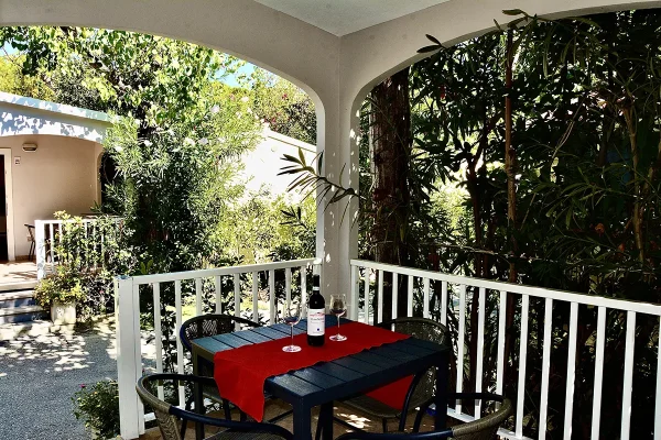 camping carouan abruzzo veranda con tavolino bungalow